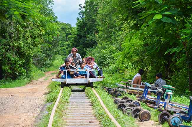 vía-férrera-de-bambú-en-battambang